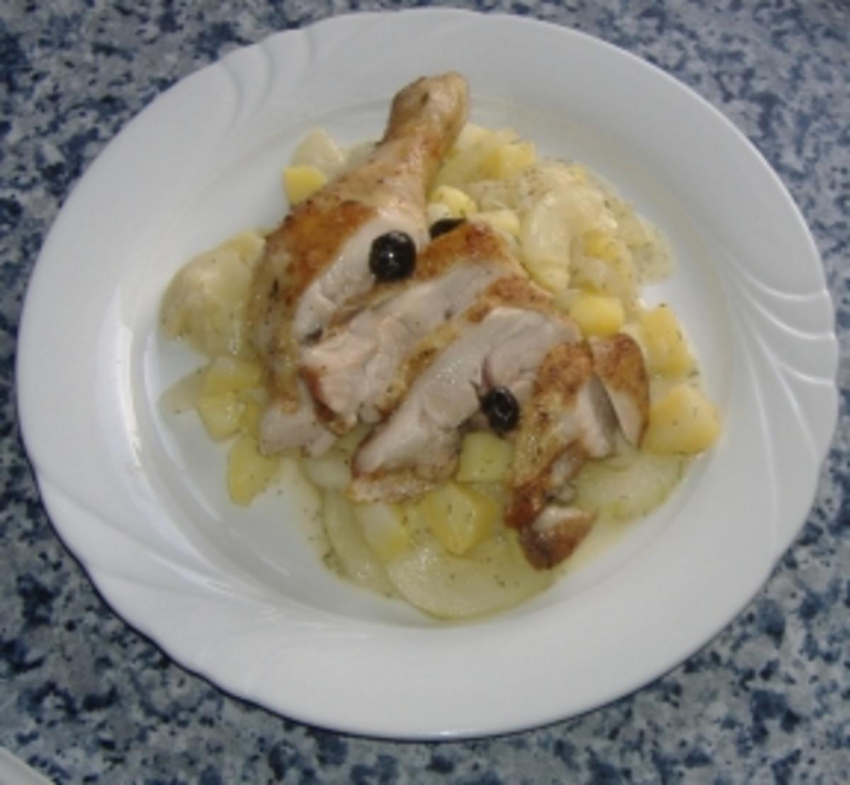 Gebratenes Hähnchen auf Kartoffel-Schmorgurken-Ragout - Rezept
