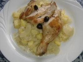 Gebratenes Hähnchen auf Kartoffel-Schmorgurken-Ragout - Rezept - Bild Nr. 2