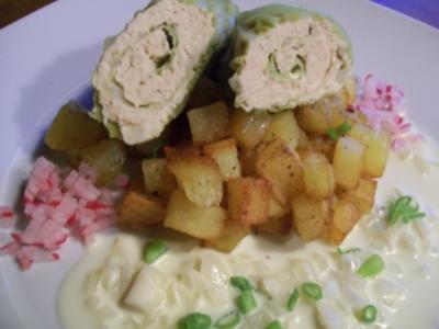 feine Wirsing-Lachsröllchen auf Schmorkartoffeln an Riesling-Sahne - Rezept