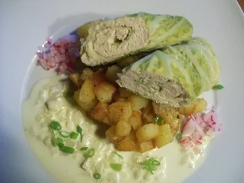 Rezept: feine Wirsing-Lachsröllchen auf Schmorkartoffeln an Riesling-Sahne Bild Nr. 5 feine Wirsing-Lachsröllchen auf Schmorkartoffeln an Riesling-Sahne - Rezept - Bild Nr. 5