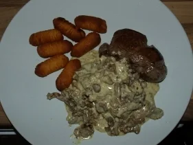 Filetsteak mit Pfifferlingrahmsauce und Kroketten - Rezept