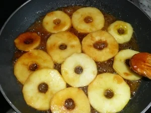 Karamelisierte Apfelringe mit Vanilleeis - Rezept - Bild Nr. 2