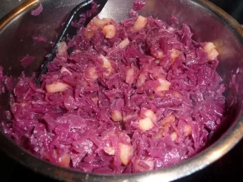 Gebratene Bockwurst mit Rotkohl und Kartoffelbrei - Rezept - Bild Nr. 3