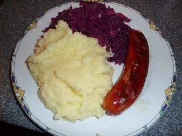 Gebratene Bockwurst mit Rotkohl und Kartoffelbrei - Rezept