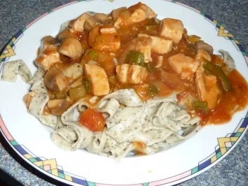 Reste-Gulasch auf Basilikum-Nudeln - Rezept