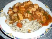 Reste-Gulasch auf Basilikum-Nudeln - Rezept