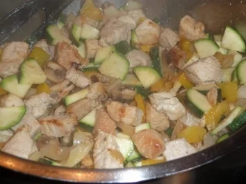 Reste-Gulasch auf Basilikum-Nudeln - Rezept - Bild Nr. 8