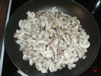 HAUPTGERICHT: CHAMPIGNON-HACK-PFANNE IN DILL-SENF-SOßE - Rezept - Bild Nr. 2