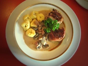 feine"Medaillons" vom Schweinefilet, Pilzrahmsößchen, Torteloni - Rezept