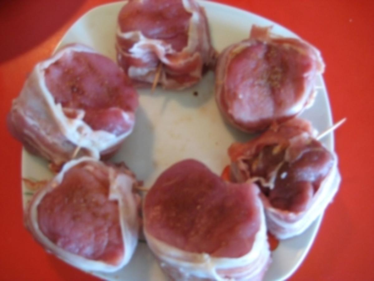 feine"Medaillons" vom Schweinefilet, Pilzrahmsößchen, Torteloni - Rezept - Bild Nr. 4