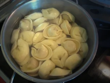 feine"Medaillons" vom Schweinefilet, Pilzrahmsößchen, Torteloni - Rezept - Bild Nr. 9