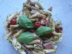 Pizzakatzes Nudelsalat ,der vorher ein warmes Mittagessen war - Rezept