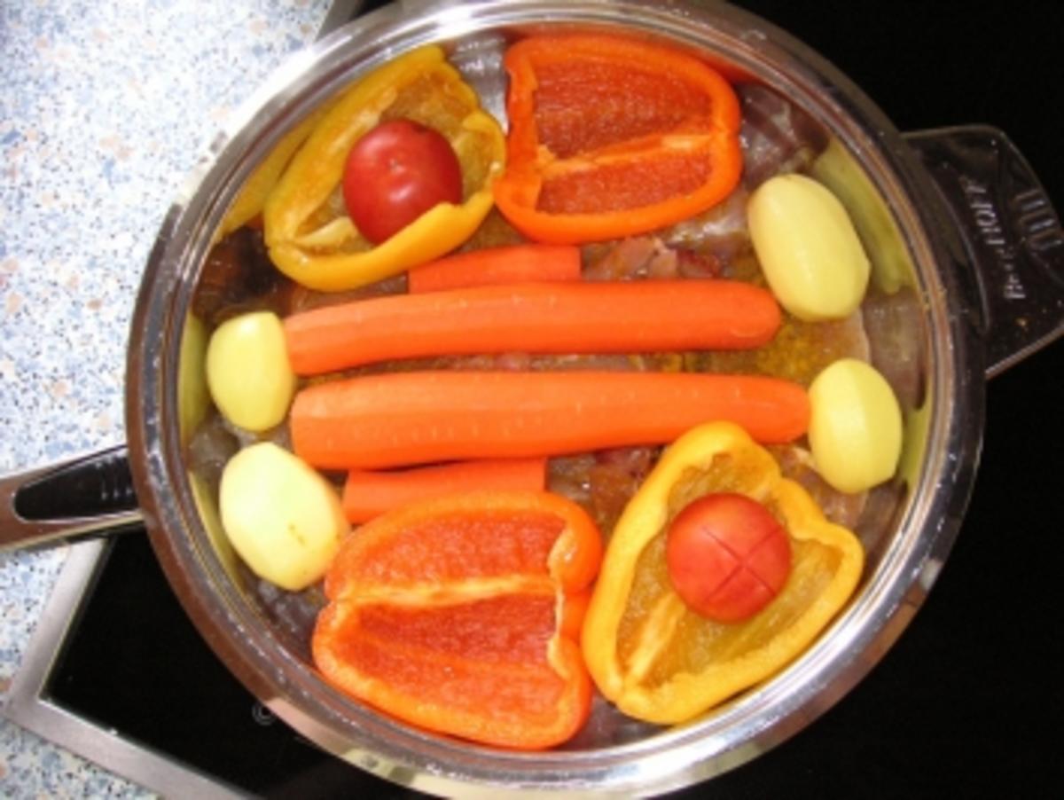 Curry-Huhn mit Möhren-Paprika-Tomaten-Kartoffel-Gemüse - Rezept