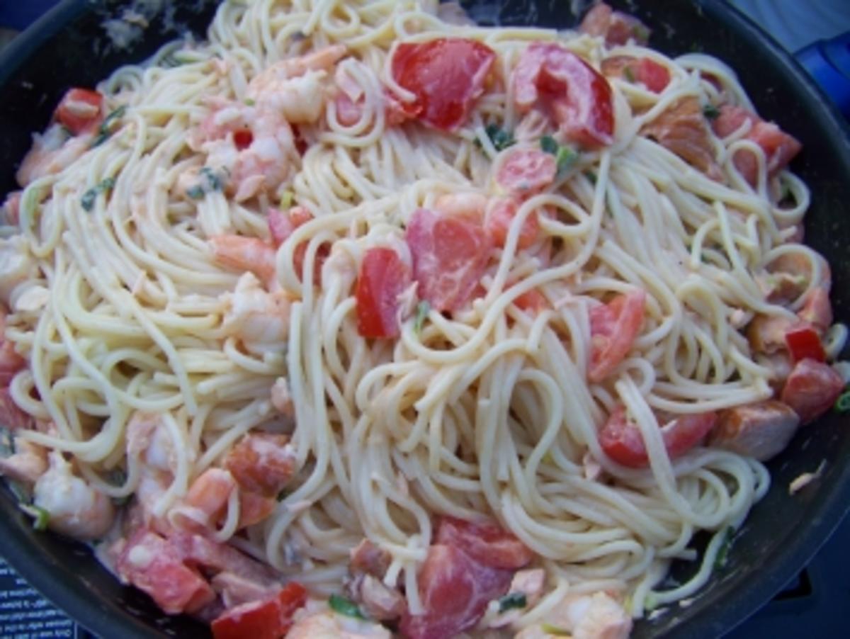 Nudeln - Spaghetti mit Räucherlachs und Garnelen - Rezept