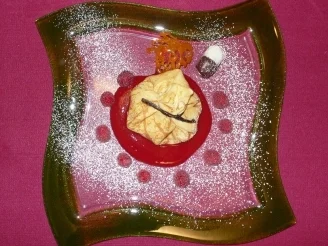 Crepesbeutel mit karamellisierten Birnen auf Himbeeren - Rezept