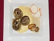 Crepesbeutel mit karamellisierten Birnen auf Himbeeren - Rezept