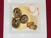 Crepesbeutel mit karamellisierten Birnen auf Himbeeren - Rezept