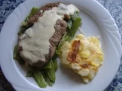 Rumpsteak mit Gorgonzolasahnesauce,Stangenbohnen und Kartoffelgratin - Rezept