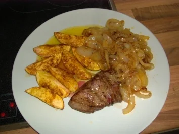 Rezept: Zwiebelsteak mit Kartoffelspalten Zwiebelsteak mit Kartoffelspalten - Rezept