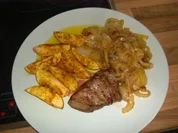 Zwiebelsteak mit Kartoffelspalten - Rezept