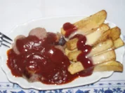 Thüringer Currywurst mit Pommes rot-weiß - Rezept