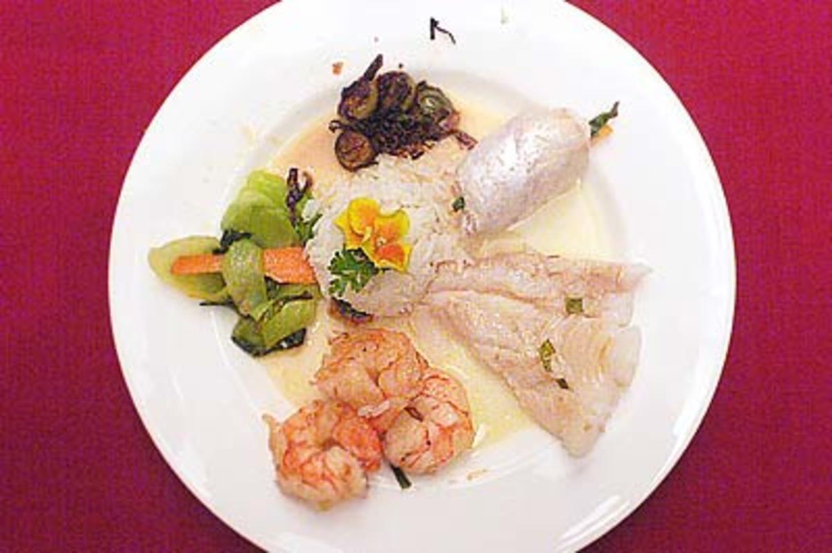 Variation von Fisch mit Reisbällchen auf asiatischem Gemüsebett - Rezept