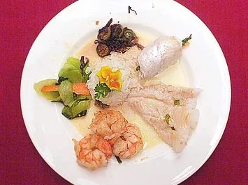 Variation von Fisch mit Reisbällchen auf asiatischem Gemüsebett - Rezept