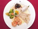 Variation von Fisch mit Reisbällchen auf asiatischem Gemüsebett - Rezept