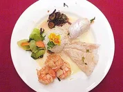 Variation von Fisch mit Reisbällchen auf asiatischem Gemüsebett - Rezept