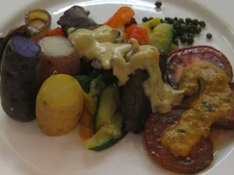 Känguru auf mediterranem Gemüse, Meersalz-Kartoffeln und weißer Pfefferschaumsoße - Rezept