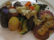 Känguru auf mediterranem Gemüse, Meersalz-Kartoffeln und weißer Pfefferschaumsoße - Rezept