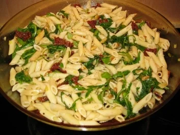 Rezept: Nudelsalat mit Pinienkernen und Rucola Nudelsalat mit Pinienkernen und Rucola - Rezept