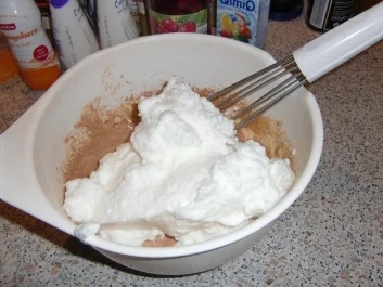 BISKUITROULADE mit SAUERKIRSCHEN - Rezept