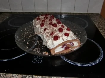 BISKUITROULADE mit SAUERKIRSCHEN - Rezept - Bild Nr. 4