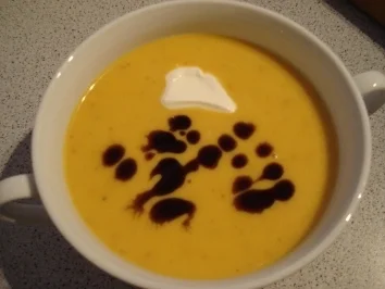 Rezept: Kürbiscremesuppe mit steirischem Kürbiskernöl Kürbiscremesuppe mit steirischem Kürbiskernöl - Rezept
