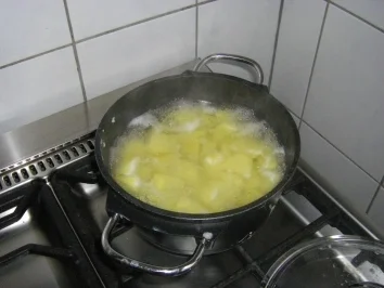 Mediterrane Hähnchenburger mit Knoblauch-Kartoffelpüree - Rezept - Bild Nr. 5