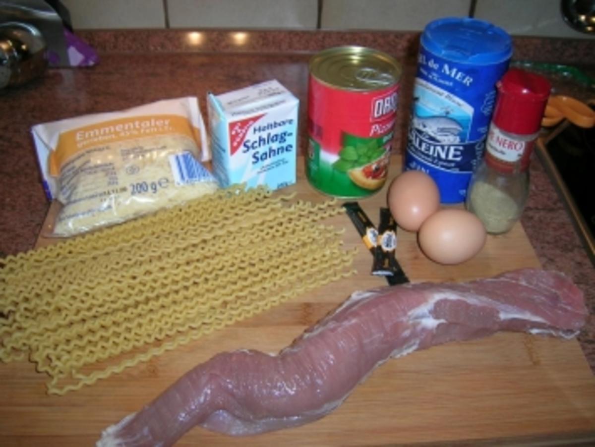 Schweinefiletmedaillons in der Käsekruste mit Fusilli Lunghi und Tomatensauce - Rezept - Bild Nr. 2