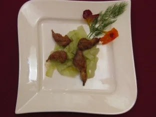 Wachtelkeulen auf Gurkenstreifensalat mit Zitronen-Knoblauchdressing - Rezept