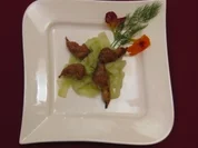 Rezept: Wachtelkeulen auf Gurkenstreifensalat mit Zitronen-Knoblauchdressing Wachtelkeulen auf Gurkenstreifensalat mit Zitronen-Knoblauchdressing - Rezept