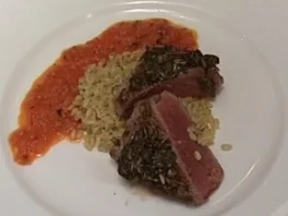 Rezept: Kräuterbraten auf gekochten Weizenkörnern mit Tomaten-Paprikasugo Kräuterbraten auf gekochten Weizenkörnern mit Tomaten-Paprikasugo - Rezept