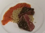 Kräuterbraten auf gekochten Weizenkörnern mit Tomaten-Paprikasugo - Rezept