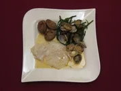 Schollenfilet mit Vongole auf Zitronencremesoße an Seealgen und Drillingen - Rezept