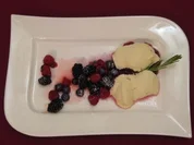 Limoncello-Rosmarin-Creme auf Granatapfelspiegel und Beerensalat - Rezept