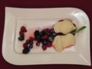 Limoncello-Rosmarin-Creme auf Granatapfelspiegel und Beerensalat - Rezept