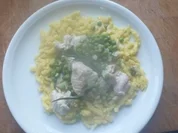 Pizzakatzes feines Putengulasch mit frischen Erbsen in Estragonsahnesoße - Rezept