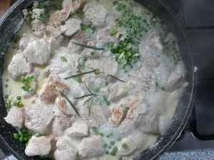 Pizzakatzes feines Putengulasch mit frischen Erbsen in Estragonsahnesoße - Rezept - Bild Nr. 2