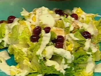 Rezept: Kopfsalatherzen mit Joghurtdressing und gepfefferten Kirschen Kopfsalatherzen mit Joghurtdressing und gepfefferten Kirschen - Rezept