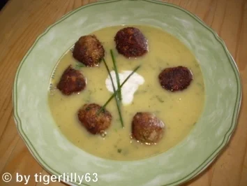 Zucchini-Cremesuppe mit Hackklösschen - Rezept