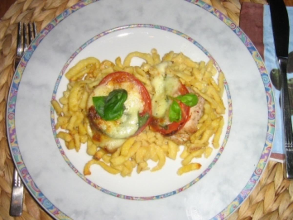 Medaillions auf Spätzle, überbacken mit Tomate-Mozarella - Rezept von
heinzelfrau