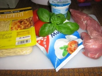 Rezept: Medaillions auf Spätzle, überbacken mit Tomate-Mozarella Bild Nr. 2 Medaillions auf Spätzle, überbacken mit Tomate-Mozarella - Rezept - Bild Nr. 2